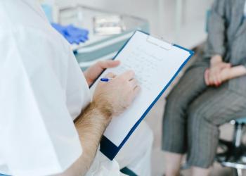 Foto de un médico diligenciando una hoja