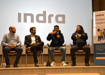 Foto de un panel con cuatro personas sentadas