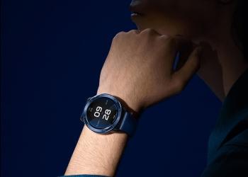Foto de un reloj sobre la mano de una persona