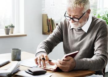 Foto de un señor mirando cuentas transaccionales