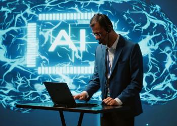 Foto de un señor utilizando un computador con un fondo que dice AI