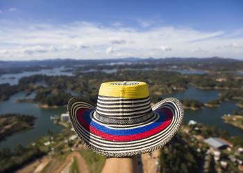 Foto de un sombrero vueltiao con un fondo de llanura