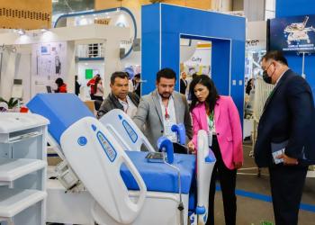 Foto de una cama médica con dos personas en el fondo