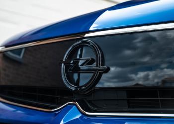 Foto de una camioneta azul con el logo de Opel