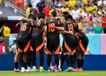 Foto de una foto de equipo de espaldas con camiseta negra