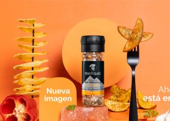 Foto de una mesa con productos de refisal con fondo naranja
