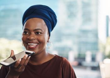 Foto de una mujer afroamericana hablando por celular