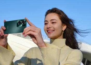 Foto de una mujer al aire libre tomando una fotografia con un celular OPPO