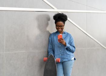 Foto de una mujer con el celular en la mano