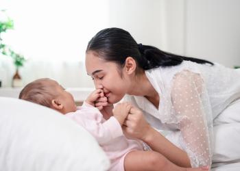 Foto de una mujer con un bebé de frente