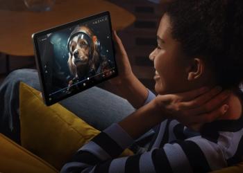 Foto de una mujer frente a la pantalla de una tablet