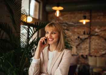 Foto de una mujer hablando sonriente por el celular