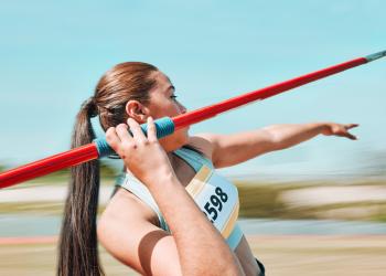 Foto de una mujer lanzando una jabalina