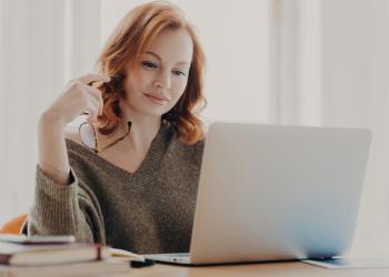 Foto de una mujer mirando el computador