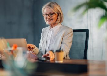 Foto de una mujer mirando el computador