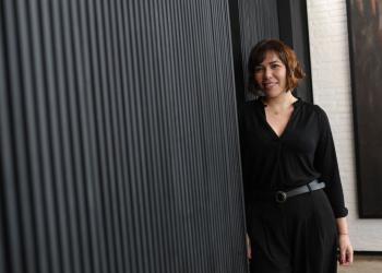 Foto de una mujer posando sobre una pared