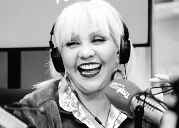 Foto de una mujer sonriendo en blanco y negro