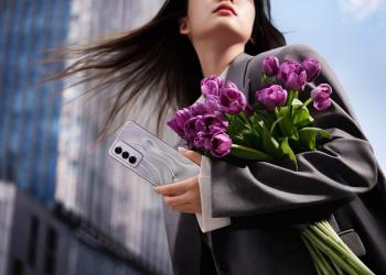 Foto de una mujer sosteniendo un ramo de flores en su brazo