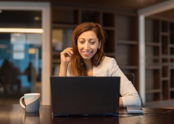 Foto de una mujer trabajando con un portatil
