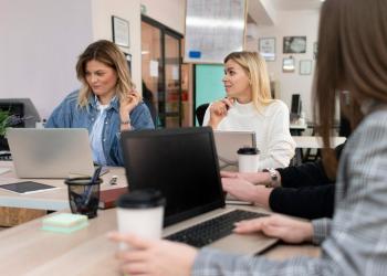 Foto de una oficina con personas reunidas en una oficina