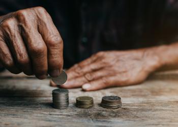 Foto de una persona apilando monedas sobre una mesa