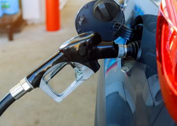 Foto de una persona cargando un carro con gasolina