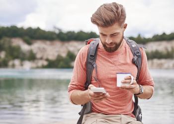 Foto de una persona con un celular en la mano