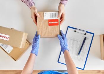 Foto de una persona entregando una caja a otra persona