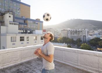 Foto de una persona jugando fútbol