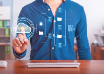 Foto de una persona oprimiendo la pantalla