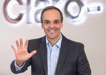 Foto de una persona saludando a la cámara anunciando el número 5