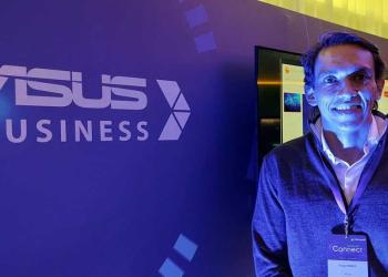 Foto de una personas mirando a la cámara, plano medio, con luz morada y de fondo dice Asus Business