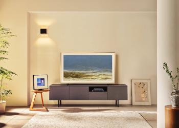 Foto de una sala con un televisor con una mesa y un fondo color pastel