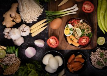 Foto de una tabla con varios alimentos sobre la mesa