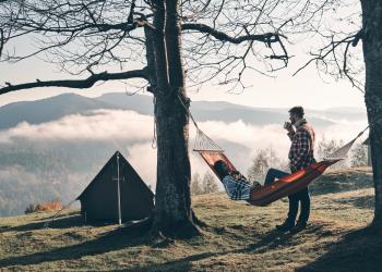 Foto de unas personas acampando en una montaña