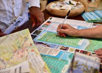 Foto de unas personas marcando un mapa