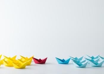 Foto de unos barcos de papel en tres colores