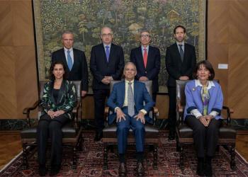 Foto de varias personas, hombres y mujeres, mirando a la cámara