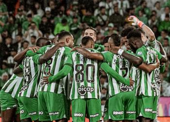 Foto de varios jugadores de atlético nacional abrazados