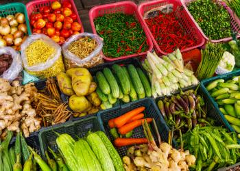 Foto de vegetales organizados en cajas