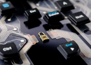 Foto del interior de un computador con un candado al interior