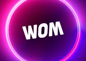 Foto del logo de wom, morado, rosado y con letras blancas