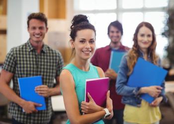 Foto genérica de estudiantes frente a la cámara