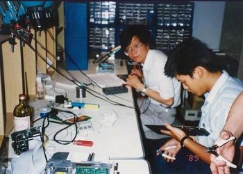 Fotografía de dos ingenieros de sistemas que están creando placas para Asus