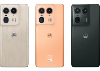 Fotografía de tres celulares de motorola