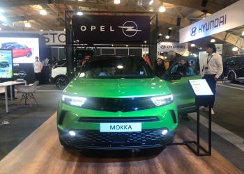 Fotografía frontal de la Opel Mokka color verde