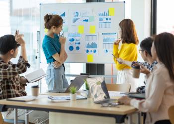 Fotos de mujeres centradas en una presentación en la oficina