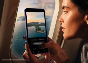 Foto de mujer tomando foto en avión con Samsung S24