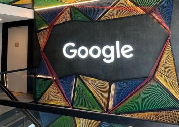 Foto de un logo de Google Colombia sobre un fondo negro