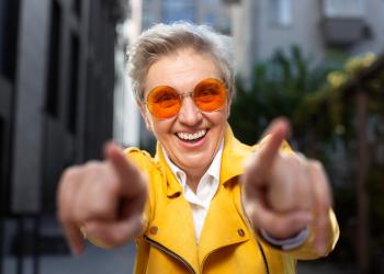 foto de una señora señazando a la cámara fotográfica